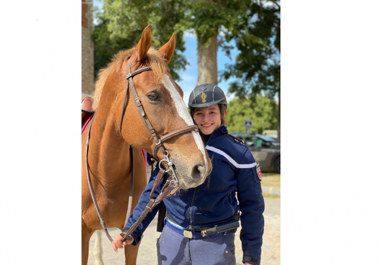Océane Gendarme à la Garde républicaine avec son cheval