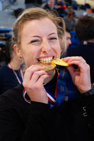 Trophée de la garde nationale 2019 - Jeune femme croque ses médailles