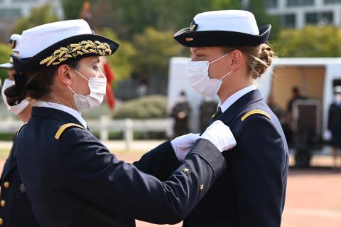 La générale de brigade aérienne Véronique BATUT remettant la médaille des réservistes volontaires de défense et de sécurité intérieure	