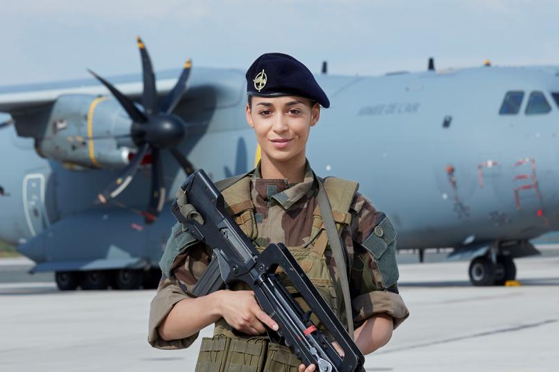 Emma réserviste armée de l'air en patrouille sur base aérienne