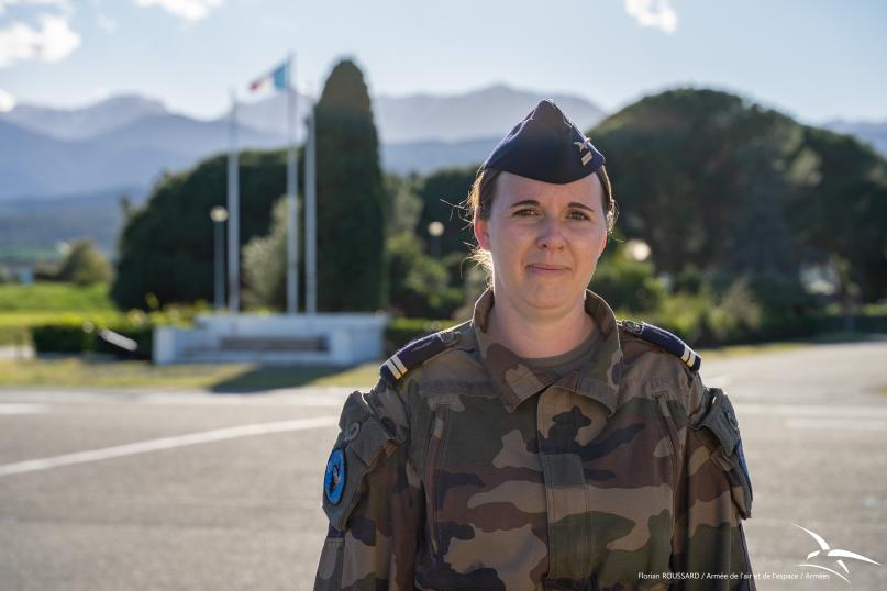 Portrait du Lieutenant Graziella, enseignante en Histoire-Géographie et réserviste au sein du CIIRAA (Centre d’Instruction et d’Information des Réserves de l’Armée de l’Air) de la base aérienne 126 Ventiseri-Solenzara en Corse 