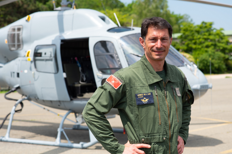 Capitaine Franck en tenue de pilote devant un hélicoptère Fennec